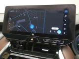 ディスプレイオーディオ(コネクティッドナビ対応)PLUS搭載。T-Connectご契約で2028年4月まで無償で利用できるナビ(期限到来後は有償)と、解約後も利用できる車載ナビが搭載されています。