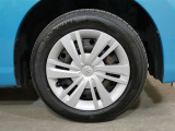 タイヤサイズは165/65R14です。ホイールは樹脂フルキャップのスティールになります。