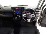 革巻きステアリングで快適な操作性の運転席です。