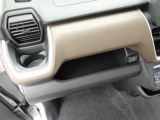 助手席前に「大型インパネトレイ」が付いていて、ティシュなどの普段使う小物類をサッと置けるスペースです。