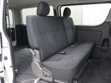 ヘッドレスト付きのリヤシートを装備しています。