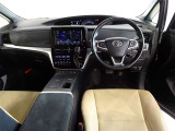 革巻きステアリングで快適な操作性の運転席です。