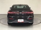 フロントと同様、横一直線にシャープな光を放つリヤコンビネーションランプ!フロントと調和するデザインで後ろ姿からもひと目でクラウンと認識できます!
