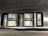 パワーウィンドのスイッチです。運転席に座りながら、助手席や後席の窓を開け閉めできるので大変便利ですよ。