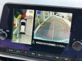 ナビゲーションの大画面でクルマを上空から見下ろしているかのように、状況を把握できます。コーナーセンサーも付いて車両回りの移動物を検知。さらにルームミラーはカメラで映し出した映像で後方を確認できます!