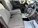 乗り心地の良いフロントシートです。足回りも広々としておりますので、長時間の運転も疲れづらいですよ。