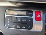 一度お好みの温度に設定すれば、車内の温度を検知し風量や温度を自動で調整。暑い&hellip;寒い&hellip;と何度もスイッチ操作をする必要はありません。快適な車内空間には必須の機能ですね。