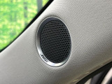 【BOSEサウンドシステム】メーカーオプションの高品位サウンドシステムを搭載。専用のチューニングが施された大小様々なスピーカーから良質なサウンドが奏でられ、臨場感あふれる音響空間を演出します。