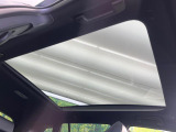 【パノラマルーフ】大型のガラスルーフ搭載で車内の解放感が一気にアップ!開放的なドライブをお楽しみいただけます。