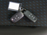 電子キーをポケットやカバンに入れているだけで、ドアの開錠・施錠が行えます。荷物を抱えていてもラクラク開閉です。エンジン始動も行えます。