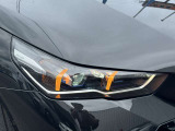 LEDヘッドライト。先進のLEDテクノロジーを採用。照射される白色光の周波特性は太陽に近く、バイキセノンヘッドライトを上回るコントラストでさらに明るく輝きます。悪天候の日でも優れた視認性を発揮します。