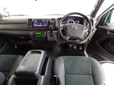 ウッド調と革巻きステアリングで快適な操作性の運転席です。