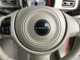 ステアリング左手側にオーディオ関連のコントロールスイッチを配置しています。操作時は視線を逸らすことなく運転に集中できます。