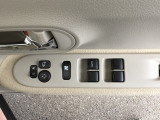 電動格納式ドアミラーのスイッチは運転席ドアにあります。