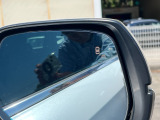 ★ブラインドスポットインフォメーション★ 走行中斜め後ろに車両が存在すると、その方向のドアミラー上のマークが点灯。さらにその方向にウインカーを操作すると、マークの点滅と警報音で注意を促します。