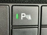 パーキングセンサーシステムは走行中に障害物が迫ると音と表示でお知らせ、低速走行時時の安心感を高めます