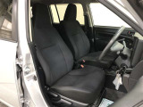腰から背中をしっかり支える構造で、長時間の運転でも身体への負担が小さいフロントシート!乗り降りも頻繁に行われることを考慮し、着座ポイントも高めに設定。毎日の運転も快適です!