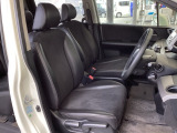 運転席は、大きな座面と包み込むような背もたれがドライバーの身体全体をしっかり支えます。上質なシート素材と座り心地のよいクッションを採用し、長時間の運転やコーナーの多い道も快適です。