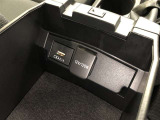センターコンソールボックス内には、充電用USB端子(Type-A)とアクセサリーソケットが設置されています。ふたを閉めればひじ掛けとしても使用可能です。