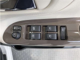 パワーウィンドウのスイッチですよ。 運転席に居ながら窓を開け閉めのコントロールできますよ。 ロック機能で、子供がイタズラして窓を開けるという事も無くなりますよ。