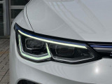 LEDマトリックスヘッドライト「IQ.LIGHT」。マトリックスモジュールに搭載されたLEDを個別に点灯点滅することで、眩惑を最小限に、照射エリアは最大限に確保する最新のヘッドライトシステムです。