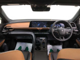 ディスプレイや操作スイッチを水平に集約、運転中の視線移動や動作を最小化できるようなレイアウトになっています。ドライバーは運転に集中でき、一緒に乗る方は心地よく移動を楽しめる空間となっています。
