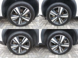 純正アルミホイール。タイヤサイズは235/55R19です。