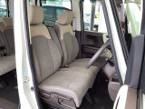 【ベンチシート】運転席と助手席の移動もスムーズ!狭い駐車場での乗り降りや、お子様の乗り降りにも便利です。座席の間にコンソールボックスやドリンクホルダーがないため、車内空間が広く感じます。
