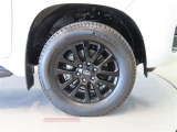 純正のアルミホイール装着車です。タイヤサイズは265/60R18です。