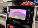 後方の死角をしっかりカバーするバックカメラ付き。駐車が苦手な方にも安心です。