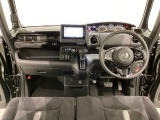 車内は光触媒抗菌消臭施工済です。スタイリッシュなデザインでスポーティなインパネ周りを演出します。グローブボックスやカップホルダーのほかにトレーなどたくさんの収納スペースが付いています。