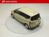 ベージュ(4V6)のボディーは、走行距離から考えると、魅力的なコンディションです。フロントシートヒーターや本革ハンドルそしてLEDヘッドライトと装備も充実した一台です。