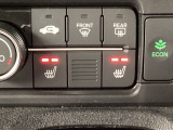 運転席と助手席にはシートヒーターが付いています☆寒い時期に腰周りを温めてくれるので体全体が温まりやすいのは勿論、暖房と違い顔に風が当たらないので、乾燥肌やドライアイの方でも大丈夫☆
