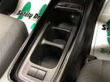 フロントコンソールです。スライド式スマホトレイとカップホルダー2個付いています。