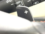 【パドルシフト】ハンドルから手を離さずに素早くシフトアップ&ダウンができるので、エンジンブレーキを使う下り坂や高速道路の合流で加速したい場面で役立ちます。
