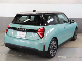 NEW MINI3DrクーパーSEが入庫しました。シンプルさがウケている内観と、可愛い外観オーシャンウェーブグリーンカラーの雰囲気の良さがMINIブランドらしさを表しており状態良好でおススメです。