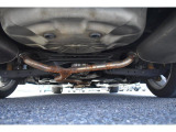 車両後方からの下回りです。マフラー防錆塗装や下回り防錆施工等も可能でございます。