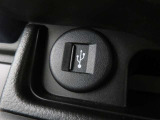 インパネにはUSBソケットを備えています。