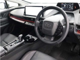 視線を前方に誘導する、トップマウントメーターを起点とし、安全確認がしやすく、運転に集中できる構成に。最大限走りの良さを楽しむことができます。