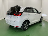 プライバシーガラスが装備されています。外を見るときには気にならずに、後方車両からは車内が見えにくくなってます