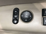 電動格納式ドアミラー付き。駐車場へ停めた時に、ボタン一つで左右のドアミラーをたたむ事ができます。
