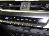 左右独立温度コントロールフルオートエアコンです。運転席、助手席それぞれで独立して温度設定ができます。冷え性の方が乗っても安心ですね♪