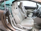 ■グレーベージュツートン革シート ■シートヒーター ■ネックヒーター 運転席メモリー付き前席電動シート
