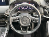 インテリアに合わせたデザインのステアリングは、運転される方のことも考え、運転しやすい形状、大きさです。是非一度、実際に触ってお確かめください。