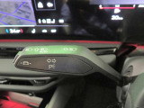 オプションのマトリクスLEDヘッドライトを装備しています。通常はハイビームで走行し、対向車や前走車を眩惑しそうな部分だけ光軸を下げるなど、最適な照射を実現いたします。