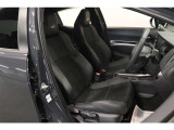 【運転席】ブラック基調のインテリアにハーフレザーシート(合皮/ファブリック※メーカー基準)。シートリフターで座面の高さを調整可能です。社外フロアマット付です。