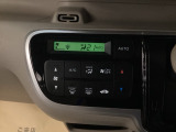 オートエアコンで、毎日のドライブを快適に。温度、風量を自動で調整し、理想的な車内環境を提供します。