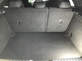 ラゲージルーム!後ろのシートは片方ずつ倒せます。乗る人や積む荷物に応じてアレンジが可能ですので多彩に使えてとても便利です。