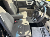 乗り心地の良いフロントシートです。足回りも広々としておりますので、長時間の運転も疲れづらいですよ。