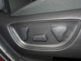 パワーシート搭載。微妙な調整が手軽にでき、ピッタリのポジションで運転することが可能です。